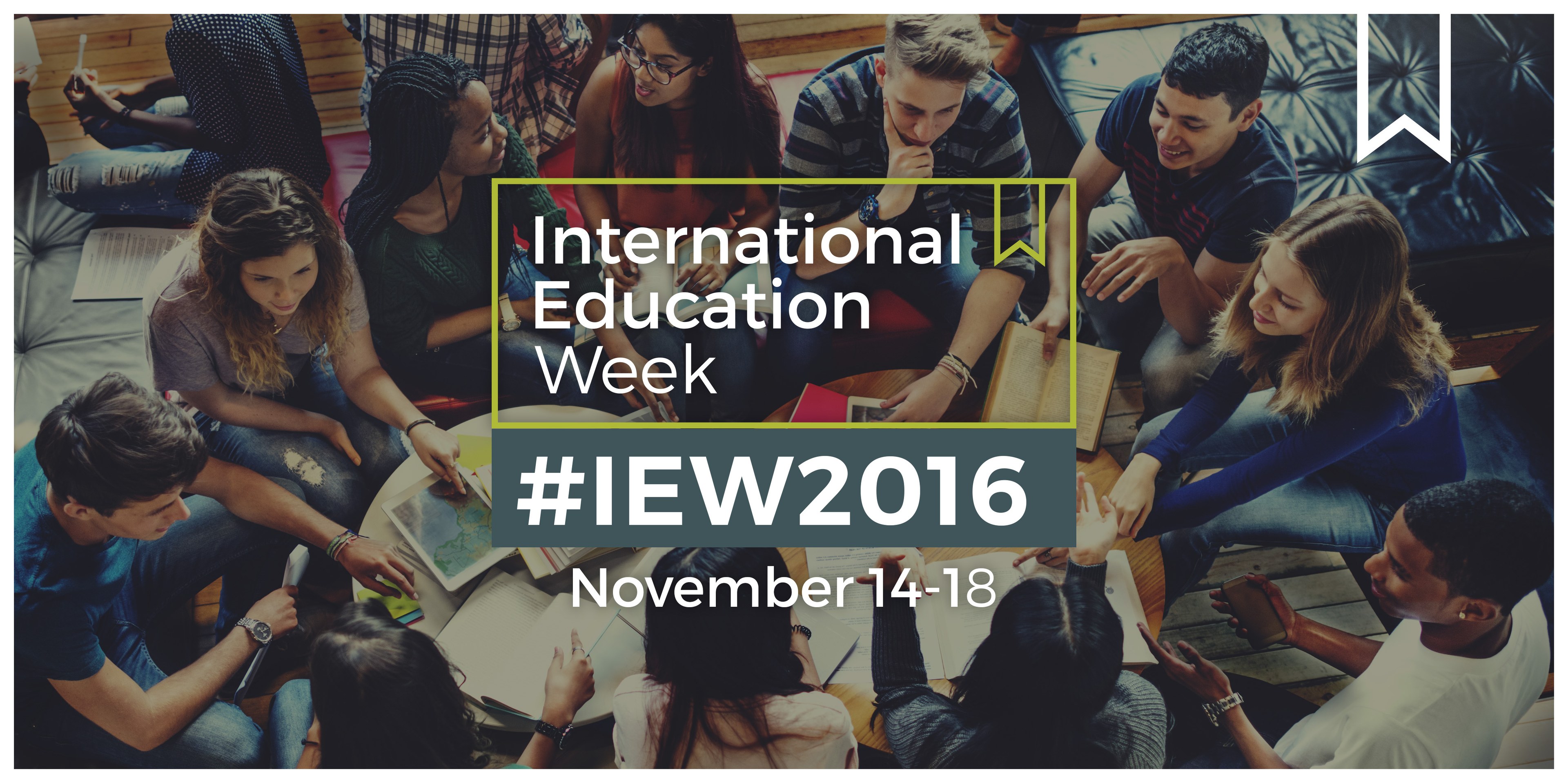 Gruppe von Menschen auf einer Couch sitzend, einige halten Bücher und Stifte, mit dem Text "International Education Week IEW 2016" in der Mitte, die in ein Gespräch vertieft zu sein scheinen.