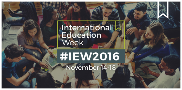 Gruppe von Menschen auf einer Couch sitzend, einige halten Bücher und Stifte, mit dem Text "International Education Week IEW 2016" in der Mitte, die in ein Gespräch vertieft zu sein scheinen.