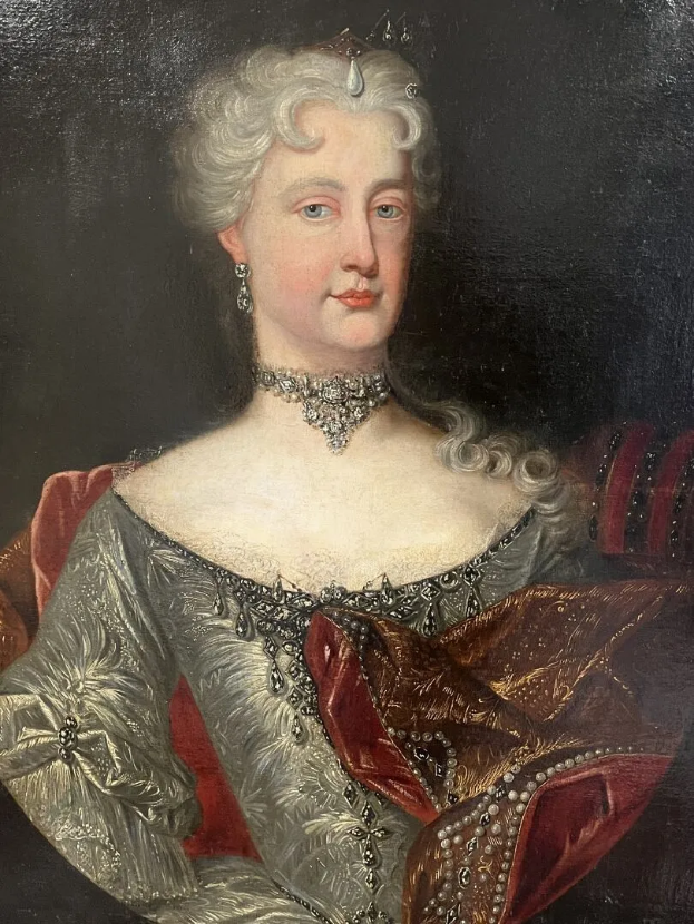 Ein Gemälde einer Frau in einem roten Kleid, die mutmaßlich Queen Victoria ist, mit dunklem Hintergrund, einer Kette tragend und in königliches Stil frisiert, mit feinen Gesichtszügen und einem würdevollen, königliches Aussehen.