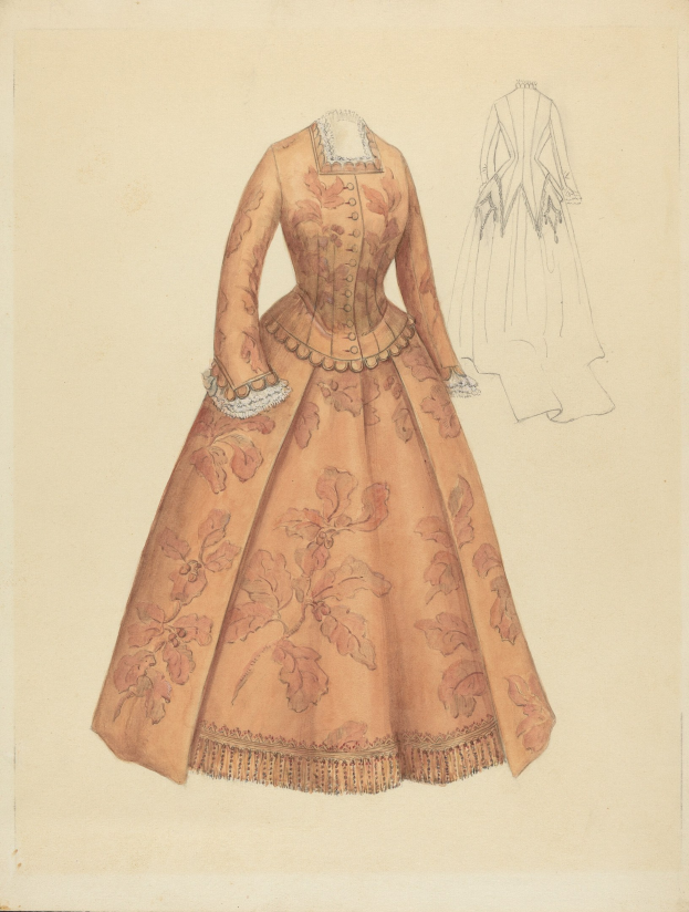 Ein detailliertes Kostümdesign aus dem 18. Jahrhundert, das ein langes, hochgeschlossenes Kleid mit einem floral gemusterten Oberteil in Rosa, Lila und Blau, einem Spitzenbesatz am Rock und einem hellblauen Hintergrund zeigt.