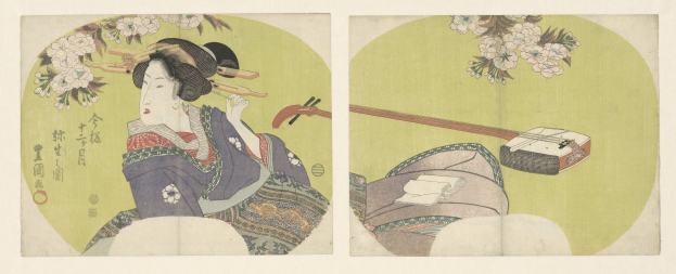 Eine Frau in einem Kimono spielt ein Musikinstrument, umgeben von Blumen und anderen Gegenständen, mit japanischer Schrift auf dem Papier.