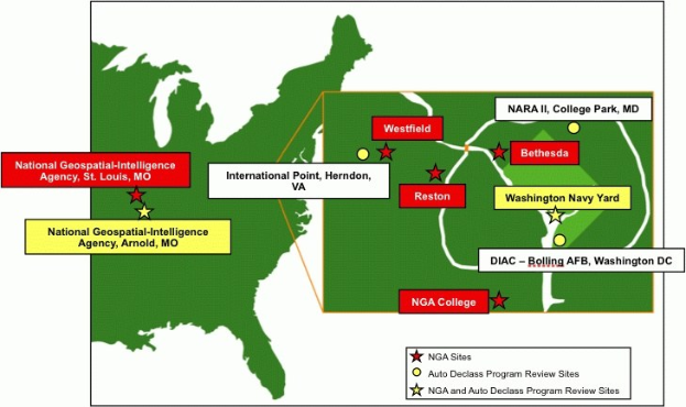 Eine detaillierte Karte der Vereinigten Staaten, die die Standorte der National Geospatial Intelligence Agency mit fetter Schrift hervorhebt, zeigt geografische Merkmale wie Flüsse, Berge und Städte.