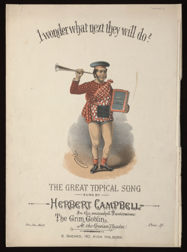 Eine Person in buntem Outfit hält ein Musikinstrument und ein Blatt Papier mit den Worten "The Great Topical Song by Herbert Campbell" darauf und strahlt fröhlich.