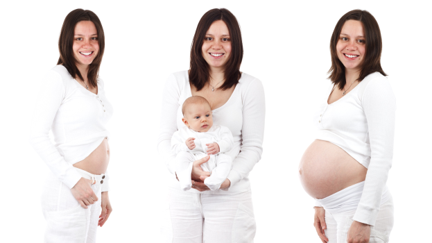 Drei schwangere Frauen, die in einer hellen weißen Umgebung strahlen, wobei eine ein Baby hält.