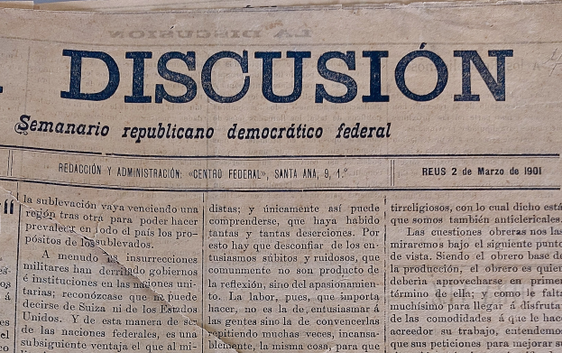 Ein vergilbtes, zerknittertes Zeitungsblatt mit schwarzer Tinte, das die ├ťberschrift "Semanario Rep├║blicano Democr├ítico Federal" und das Wort "Diskussion" zeigt.