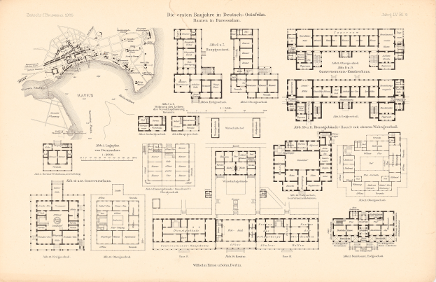 Ein altes Buch mit einer detaillierten Karte einer Stadt, die Gebäude, Straßen und Text mit Informationen über die Straßen, Parks und Sehenswürdigkeiten der Stadt zeigt.