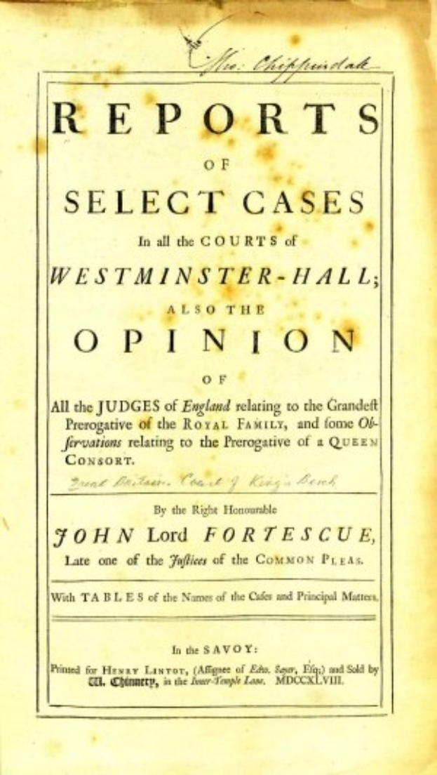 Altes Buch mit dem Titel "Berichte über ausgewählte Fälle in den Westminster-Hall-Gerichten sowie die Meinung von John Lord Fortescue" geöffnet auf einer Seite mit schwarzer Tinte.
