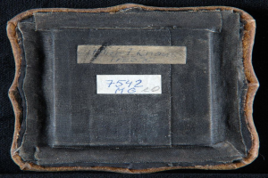 Schwarzes Buch mit der Aufschrift 'Die Geschichte des Weltkriegs I' und einem sichtbaren Etikett.