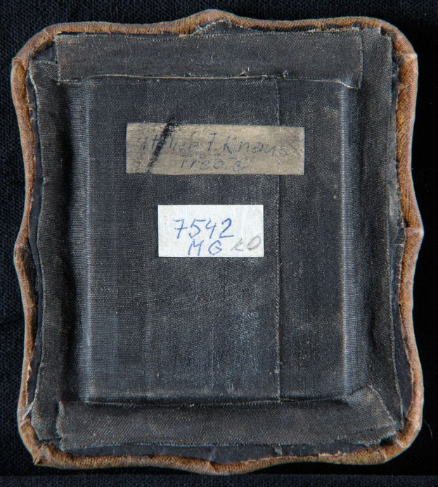 Schwarzes Buch mit der Aufschrift 'Die Geschichte des Weltkriegs I' und einem sichtbaren Etikett.