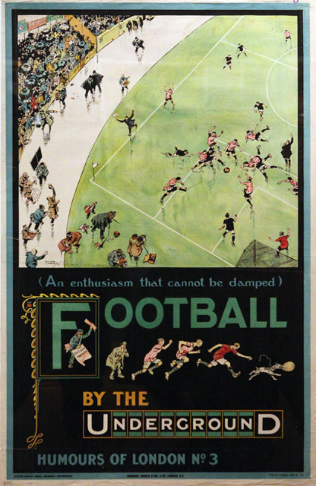 Ein Vintage-Plakat, das eine Menge Menschen zeigt, die ein Fußballspiel in einem Stadion beobachten, mit der Aufschrift "Fußball von der U-Bahn - Londoner Humor Nr. 3" oben.
