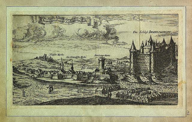 Eine Gravur von Schloss Iwannogordy, eine Burg in Deutschland, die in der Mitte eines Gewässers liegt, umgeben von Bäumen und Hügeln, mit einem bewölkten Himmel und Text auf dem Papier.