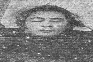 Ein Schwarz-Weiß-Foto einer Frau mit geschlossenen Augen mit dem Text "Erste Frau bei Autounfall getötet" unten.