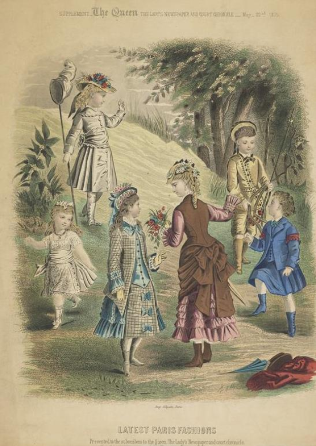Eine Gruppe von Kindern in modischer Kleidung aus dem 19. Jahrhundert, die auf einer grasbewachsenen Fläche umgeben von Bäumen und Pflanzen stehen, mit dem Text 'Neueste Pariser Moden' unten.