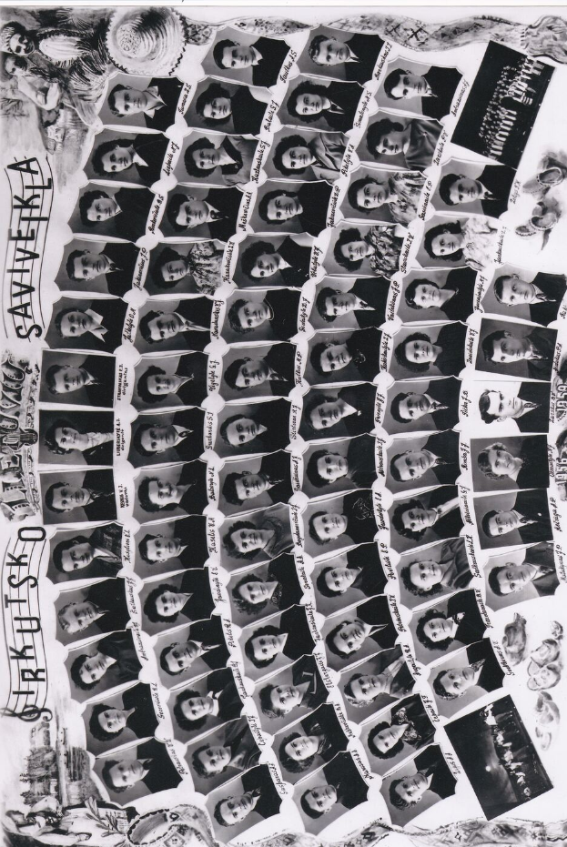 Ein Schwarz-Weiß-Foto einer lachenden Gruppe von Menschen in einem Kreis, mit dem Text "Sarasota High School Yearbook" darüber, das eine feierliche Gelegenheit aus einem Schuljahrbuch vermuten lässt.