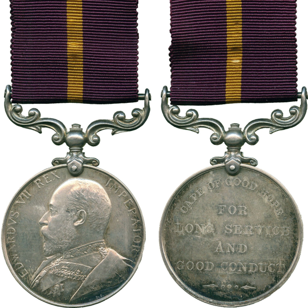 Silberne Medaille mit lila und gelbem Band, linksseitiges Porträt und rechtsseitiger Text "Langjährige treue Dienste und gutes Benehmen".