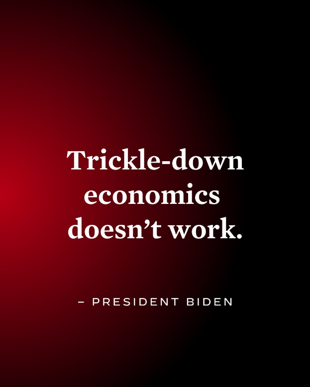 Plakat mit fettem schwarzem Text "Trickle-Down Economics Doesn't Work" auf weißem Hintergrund, eingerahmt von einem dünnen schwarzen Rand, begleitet von einem Zitat des Präsidenten Biden.