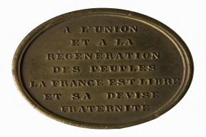 Bronze-Medaille mit der Inschrift "A Union et a La Regeneration des Peuples" vor einem weißen Hintergrund.
