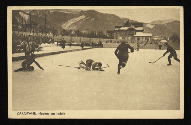 Schwarzes und weißes Foto von Menschen, die Hockey auf einem Eisstadion mit Gebäuden, Bäumen, Pfählen und Bergen im Hintergrund spielen, mit Text unten.