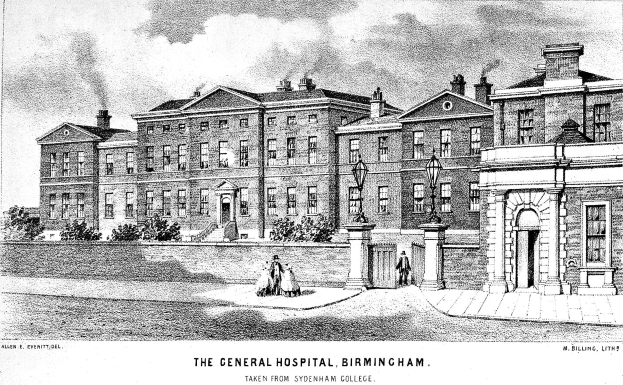 Eine Schwarz-Weiß-Zeichnung des Allgemeinen Krankenhauses in Birmingham, England, mit Gebäuden, Straßenmasten, Straßenlaternen, Menschen, Bäumen und einem bewölktem Himmel, mit Text unten.