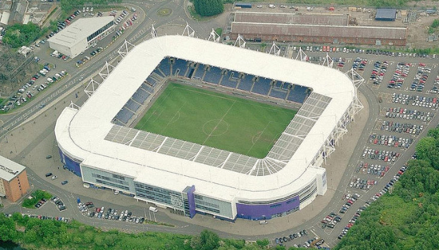 Luftaufnahme des Stadions von Tottenham Hotspur Football Club umgeben von Stadtgebäuden, Bäumen und Straßen mit Fahrzeugen.