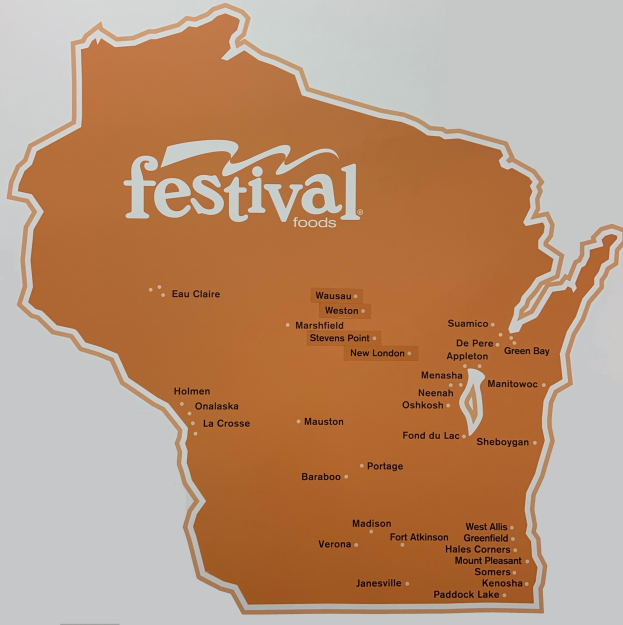 Ein lebendiger Plakat mit einer Wisconsin-Karte voller verschiedener Früchte, Gemüse und Snacks, auf der der Schriftzug 'Festival Foods' gedruckt ist.