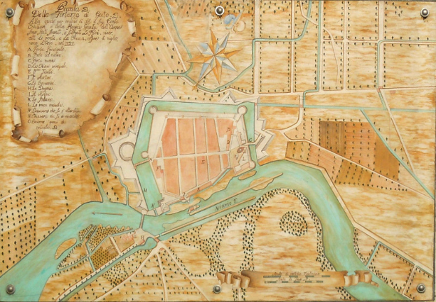 Ein hölzernes Brett mit einer detaillierten Stadtkarte mit Straßen, Gebäuden, Sehenswürdigkeiten und begleitendem Text.