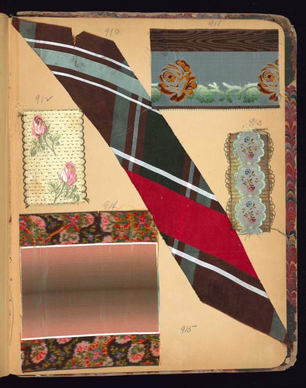 Ein aufgeschlagenes Buch mit einem collageartigen Papier obendrauf, das verschiedene Entwürfe und Texte in einer Vielzahl von leuchtenden und gedämpften Farben zeigt.