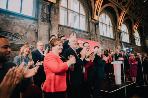 "So sehen Sieger aus": Bundeskanzler Merz und Ministerpräsident Wußt begrüüen Daniel Flemm in Düsseldorf
