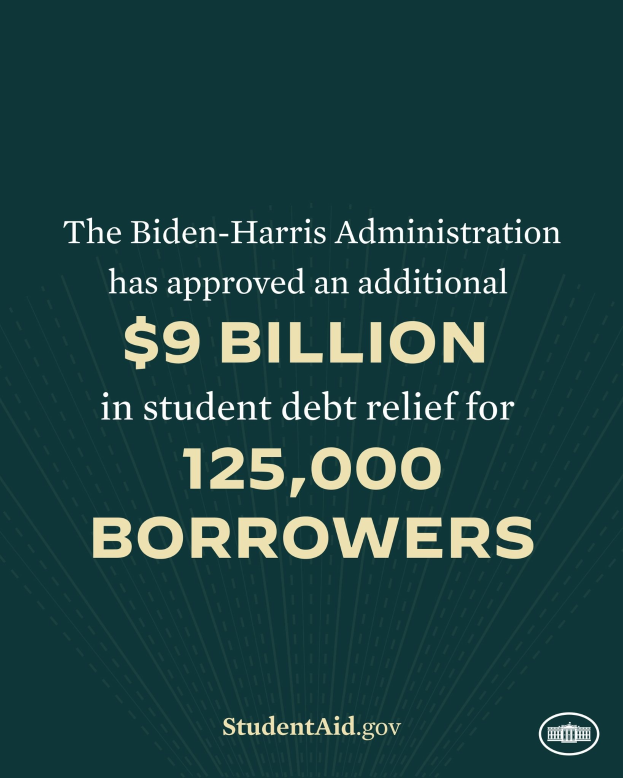 Plakat Ankündigung von 9 Milliarden US-Dollar an studentischen Schuldenentlastung für 125.000 Darlehensnehmer unter der Biden-Harris-Verwaltung mit einem offiziellen Logo unten.