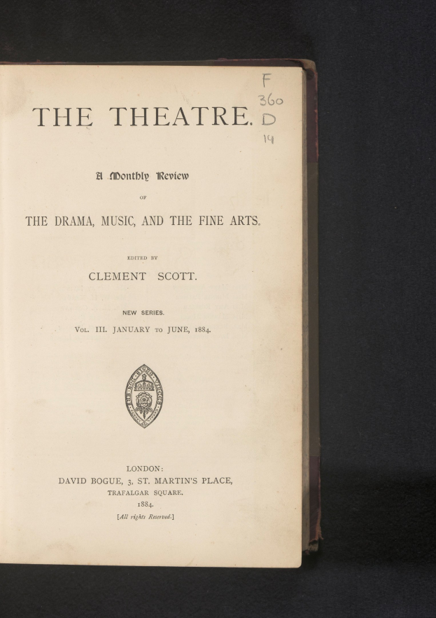 Titelblatt eines aufgeschlagenen Buches mit dem Titel "The Theatre: A Monthly Review of the Drama, Music, and the Fine Arts", das eine Seite mit Text und einem Logo zeigt.