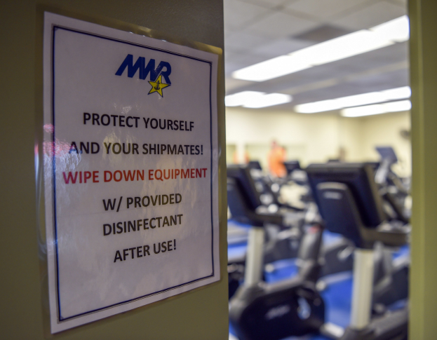 Schriftzug auf einer Turnhallentür: 'Schütze dich und deine Schiffskameraden'