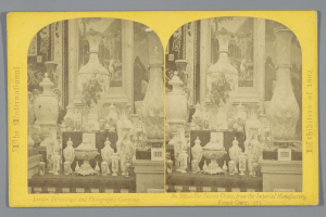 Ein Schwarz-Weiß-Foto eines Raums, der zahlreiche Vasen und dekorative Gegenstände aus der Imperial Factory in London zeigt, die in einer Collage mit Text am Boden arrangiert sind.