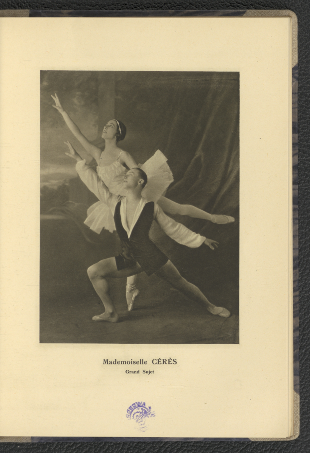 Ein Schwarz-Weiß-Foto eines Mannes und einer Frau in Ballettkleidung, die perfekt synchron tanzen, wobei der Mann ein weißes Tutu trägt und die Frau ein rosafarbenes Kleid, mit Text unten im Rahmen.