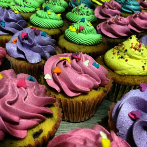 Mehrere Cupcakes sind zusammen angeordnet.
