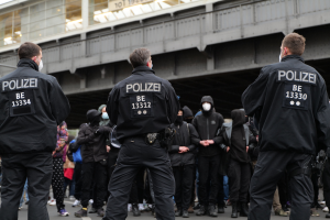 POL-D: Altstadt/Zentrum - Mann im Polizei-T-Shirt beleidigt Polizeibeamte - Mehrere Anklagepunkte