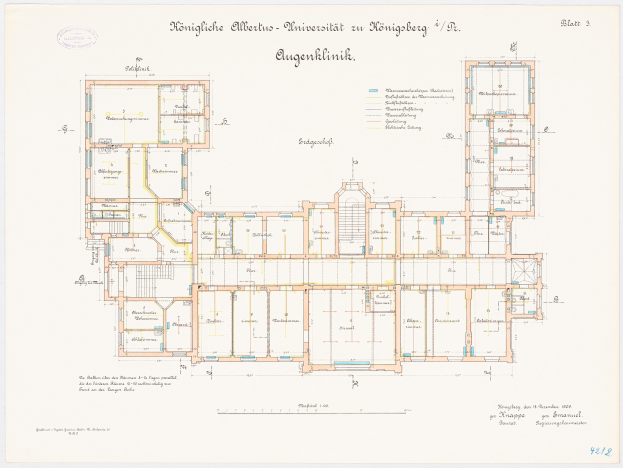 Schwarz-weißer architektonischer Grundriss eines Mehrraumgebäudes, das als Universität München bezeichnet ist, zeigt detaillierte Layout mit Zimmern, Fluren, Fenstern, Türen und anderen Merkmalen.