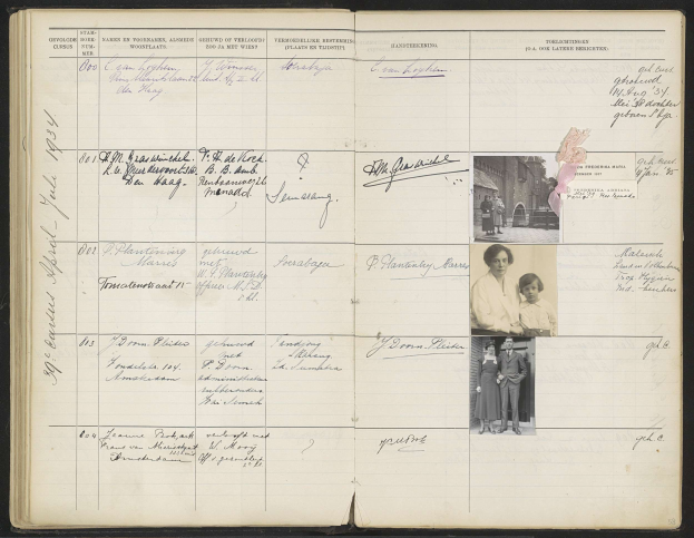 Offenes Buch mit einem Schwarz-Weiß-Familienfoto auf der linken Seite und Text und zusätzlichen Fotos auf der rechten Seite.