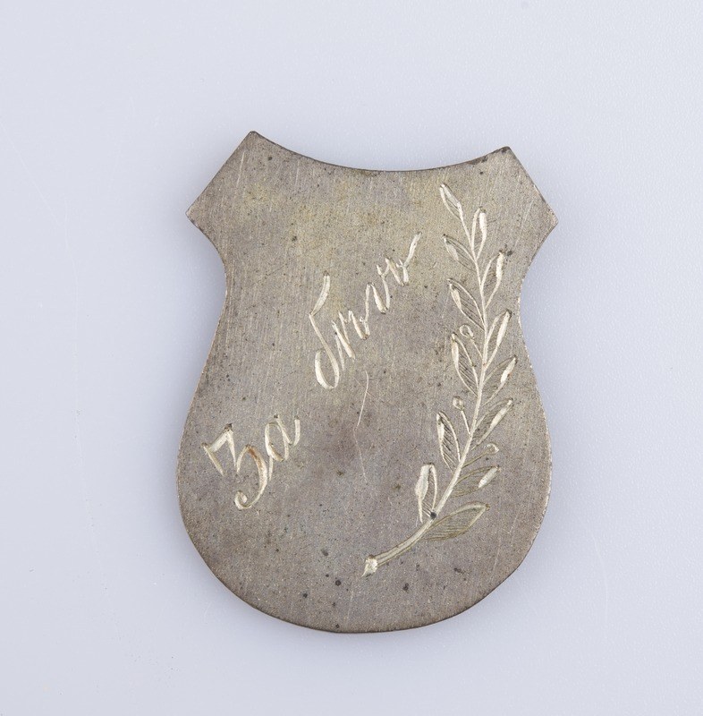 Silberne Anstecknadel mit Lorbeerkranz und der Aufschrift "50. Hochzeitstag" auf weißem Hintergrund.