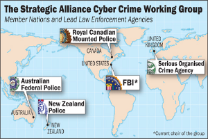 Ein Plakat mit einer mehrfarbigen Karte der Strategic Alliance Cyber Crime Working Group, umgeben von Logos und Namen beteiligter Organisationen in fetter schwarzer Schrift.