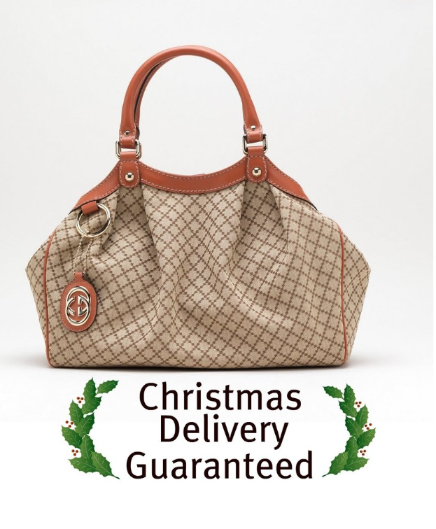 Eine Schokoladen- und Weiße Tasche wird auf einen weißen Boden gelegt, vor der steht der Text "Weihnachtsversand garantiert".