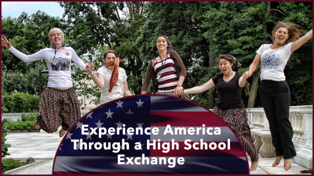 Eine Gruppe strahlender Frauen, die draußen springen, mit Bäumen, Pflanzen und einem klaren blauen Himmel, und unten ein Text mit der Aufschrift "Erlebe Amerika durch einen High School Austausch".