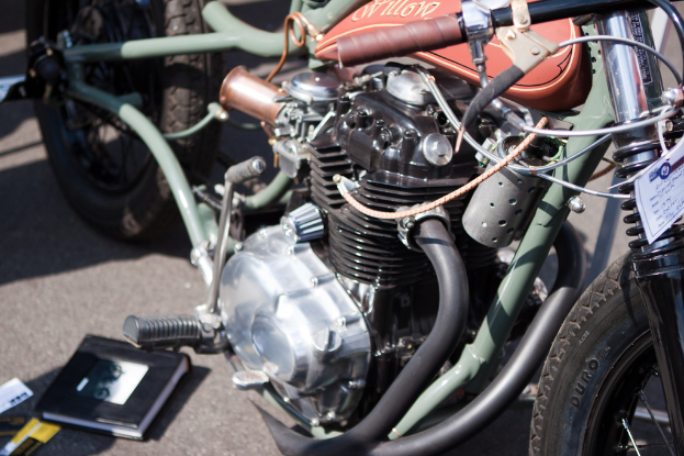 Mehrere Motorräder auf einer Straße mit einem Buch auf einem von ihnen.