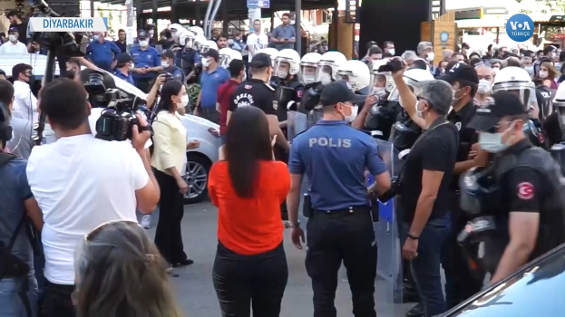 Polizei beschlagnahmt fünf Sportwagen nach angeblichem Rennen auf der A4