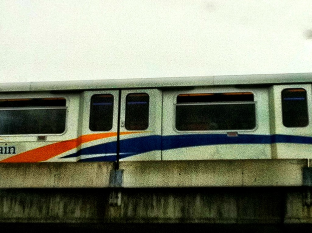 Ein Zug auf einer Br√ľcke.