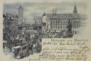 Schwarz-weiß-Illustration einer belebten Berliner Straßenszene aus einer alten Postkarte, die Gebäude, Straßeneinrichtungen, Pferdewagen, Passanten, eine Statue und eine entfernte Brücke unter einem bewölkten Himmel zeigt.