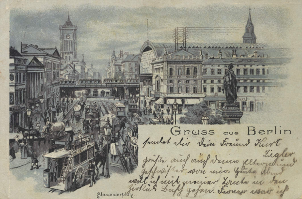Schwarz-weiß-Illustration einer belebten Berliner Straßenszene aus einer alten Postkarte, die Gebäude, Straßeneinrichtungen, Pferdewagen, Passanten, eine Statue und eine entfernte Brücke unter einem bewölkten Himmel zeigt.
