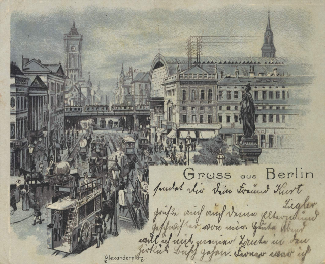 Schwarz-weiß-Illustration einer belebten Berliner Straßenszene aus einer alten Postkarte, die Gebäude, Straßeneinrichtungen, Pferdewagen, Passanten, eine Statue und eine entfernte Brücke unter einem bewölkten Himmel zeigt.