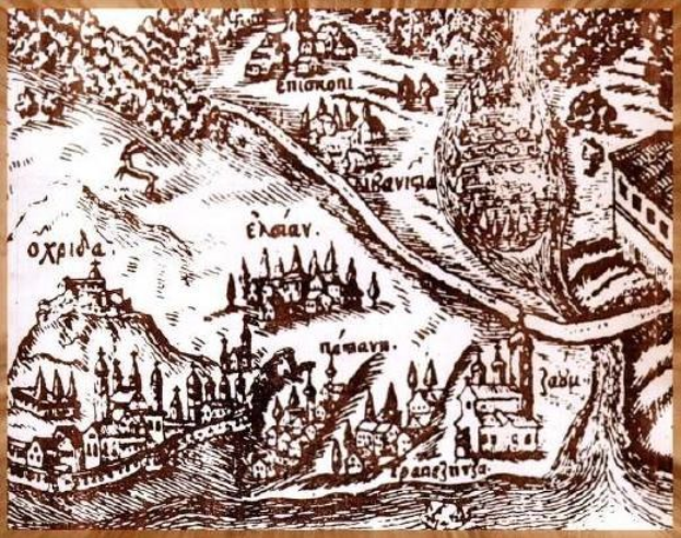 Ein hölzernes Schild mit einer detaillierten, alt aussehenden Karte einer Stadt mit Gebäuden, Straßen und anderen Merkmalen.