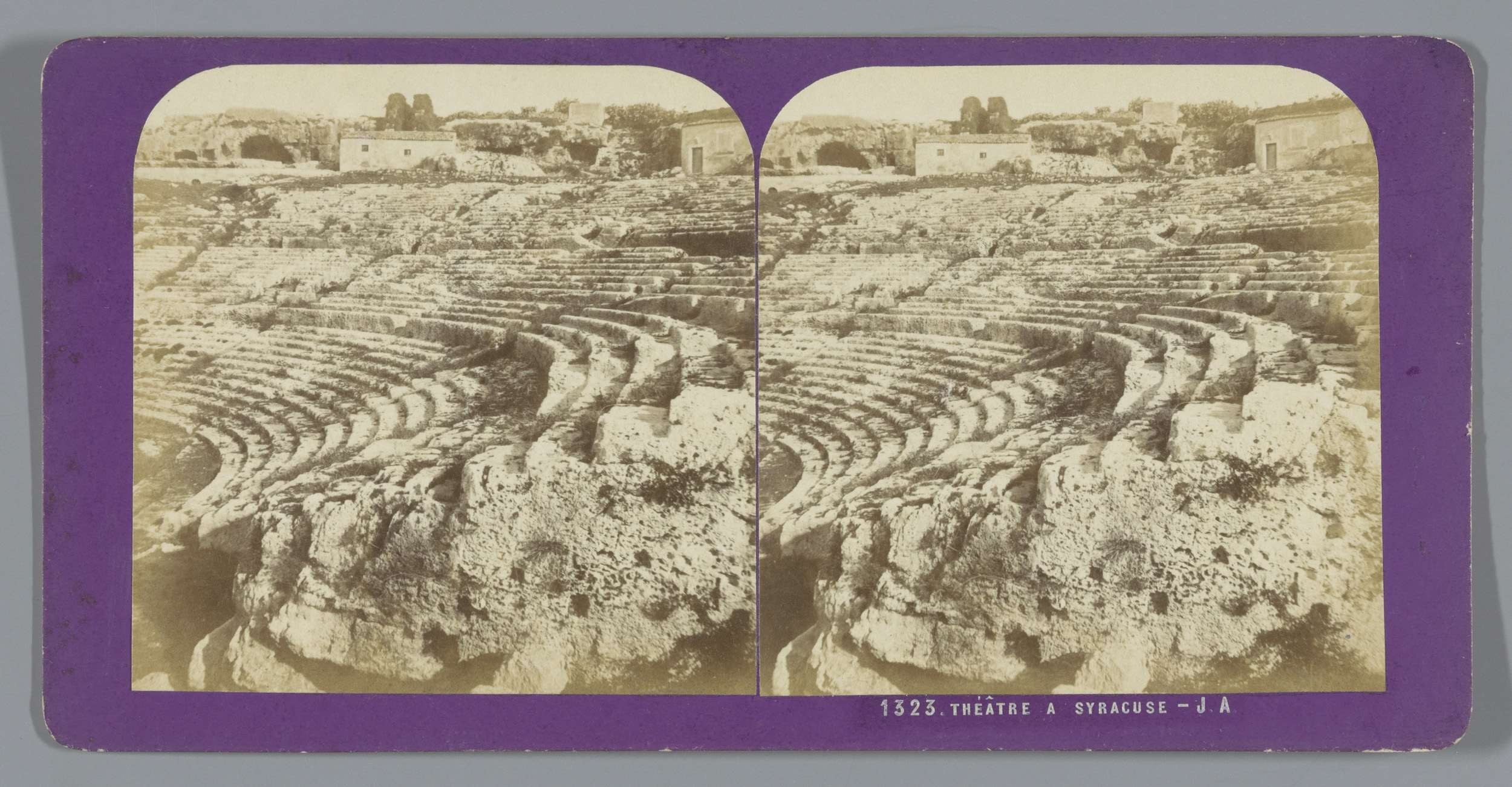 Schwarze und weiße stereoskopische Ansichten des antiken Amphitheaters in Syrakus, die Sitzreihen, umgebende Strukturen, Bäume und Himmel zeigen, mit sichtbarem Text.