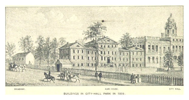 Schwarz-weiß-Zeichnung des Rathauses-Parks aus dem Jahr 1809 mit Gebäuden, Bäumen, Menschen, Pferdewagen und einem Zaun drum herum, mit Text unten.